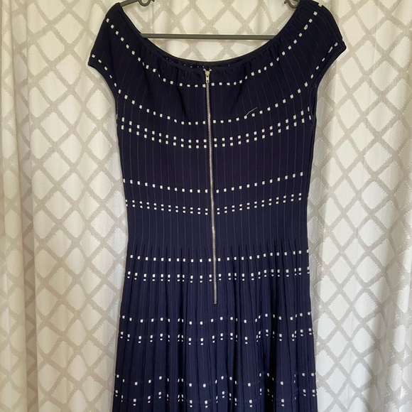 Off-shoulder Patterned Dress - Picture 2 of 3